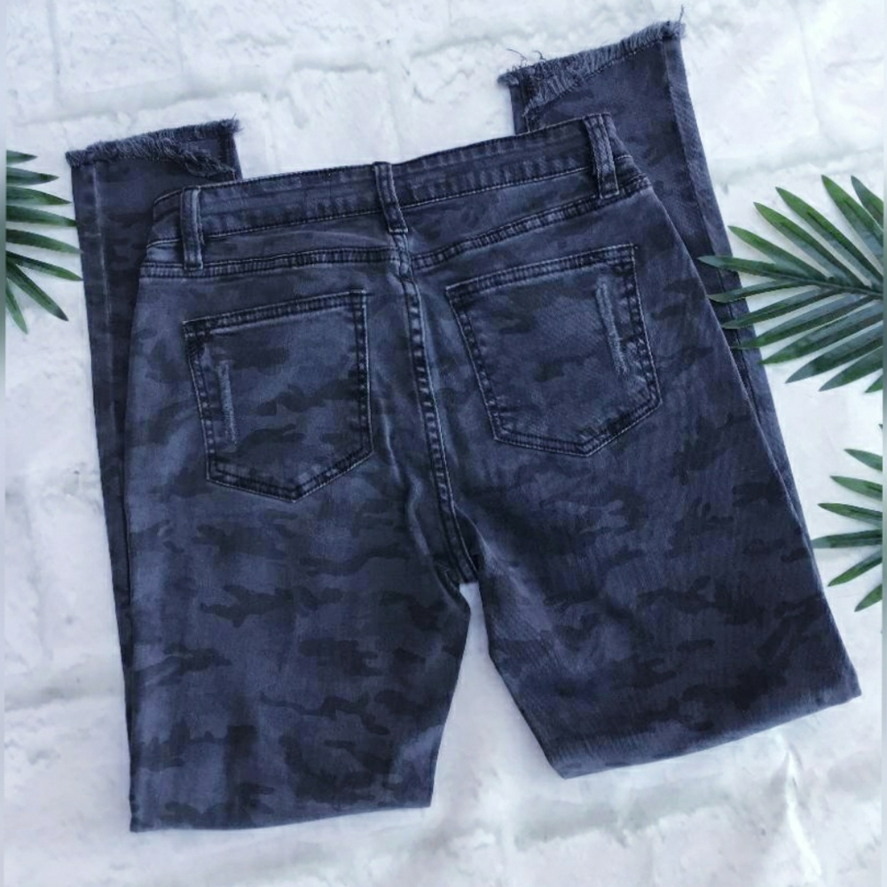 Casual Chic Charcoal Camo Ripped Skinny Jeans - Picture 5 of 16